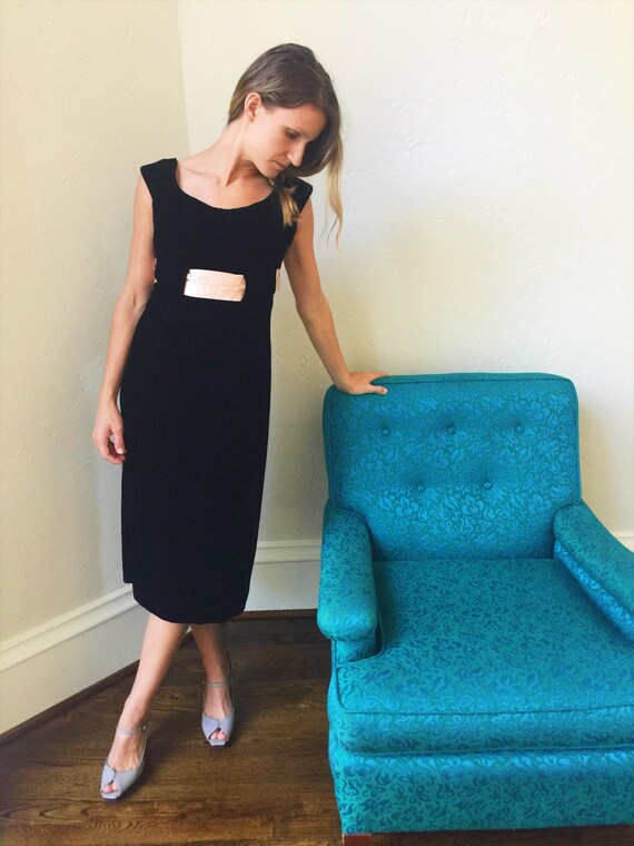 Vintage 50s Black Velvet Wiggle Dress: Pink Roset… - image 4