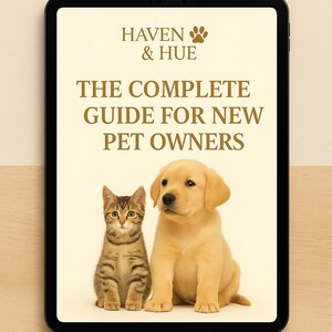 Op de afbeelding: Een digitale tablet toont een gids voor nieuwe eigenaren van huisdieren. De cover toont een tabby kitten en een gouden Labrador puppy. De tekst luidt "Haven & Hue" en "The Complete Guide for New Pet Owners."
