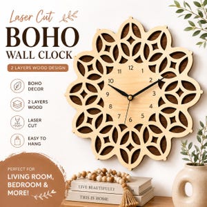 Puede incluir: Un reloj de pared circular con un diseño de madera de dos capas, que presenta un patrón floral de color claro cortado con láser sobre una base de madera oscura. La esfera muestra números negros del 1 al 12 y manecillas negras.