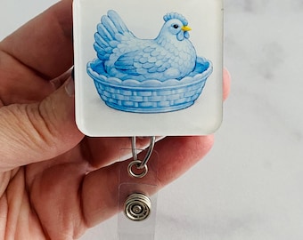 Portatarjetas giratorio de gallina azul / Portatarjetas cuadrado redondeado con forma de gallina en plato / Insignia de animal de granja / Cordón magnético o de seguridad de acrílico