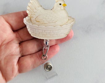 Portatarjetas con forma de gallina color crema en un nido / Portatarjetas con forma de pollo en un plato / Insignia de animal de granja adorable / Cordón magnético o de seguridad de acrílico