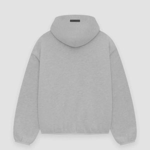 Op de afbeelding: Een lichtgrijze hoodie met een trekkoordzoom en een capuchon. De hoodie heeft lange mouwen en een klein zwart rechthoekig label op de capuchon. De stof lijkt een zacht, comfortabel materiaal te zijn.