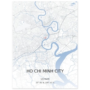Könnte beinhalten: Ein Landkartendruck von Ho-Chi-Minh-Stadt, Vietnam, mit hellblauen Flussläufen und grauen Straßennetzen auf weißem Grund. Ein kleines rotes Herz markiert einen bestimmten Ort, mit dem Text HO CHI MINH CITY, VIETNAM, 10° 46' N, 106° 43' E.