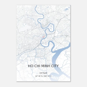 Könnte beinhalten: Ein Landkartendruck von Ho-Chi-Minh-Stadt, Vietnam, mit hellblauen Wasserwegen und grauen Straßennetzen auf weißem Hintergrund. Ein kleines rotes Herzsymbol markiert einen bestimmten Ort. Der Text lautet HO CHI MINH CITY, VIETNAM, 10° 46' N, 106° 43' E.