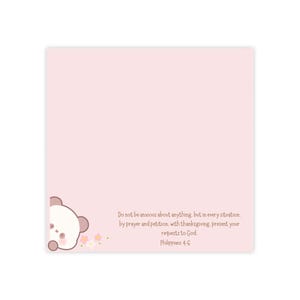 Puede incluir: Una tarjeta cuadrada rosa claro con una ilustración de oso y texto de Filipenses 4:6. El texto dice: «Por nada estéis afanosos, sino sean conocidas vuestras peticiones delante de Dios en toda oración y ruego, con acción de gracias.»