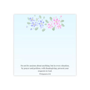 Peut inclure: Une carte bleu clair avec des fleurs aquarelles roses et violettes en haut. Le texte dit : « Ne vous inquiétez de rien, mais en toute chose, par la prière et la supplication, avec actions de grâces, faites connaître à Dieu vos demandes. Philippiens 4:6."
