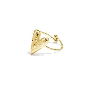 Könnte beinhalten: Goldfarbener Ring mit strukturiertem herzförmigem Design. Der Ring hat ein gedrehtes Band und kleine Kugelakzente. Die Herzform ist offen, und der Ring scheint verstellbar zu sein.