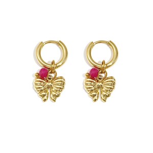 Könnte beinhalten: Ein Paar goldfarbene Creolen. Jeder Ohrring hat einen goldenen Schleifenanhänger mit einer kleinen Gruppe rosa Perlen. Die Ohrringe sind vor einem weißen Hintergrund platziert.