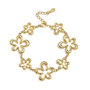 Könnte beinhalten: Ein goldfarbenes Armband mit blütenförmigen Anhängern. Das Armband hat eine zarte Kette und einen Verschluss. Die Blumenanhänger sind gleichmäßig verteilt und haben eine glatte, polierte Oberfläche. Der Schmuck ist vor einem weißen Hintergrund platziert.