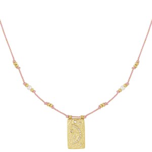 Könnte beinhalten: Eine goldfarbene Anhängerkette mit einem rechteckigen Anhänger mit Mond und Sternen. Der Anhänger ist mit kleinen, klaren Kristallen verziert. Die Kette hat eine rosa Kordel mit goldenen und weißen Perlen.