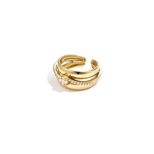 Könnte beinhalten: Ein goldfarbener, verstellbarer Ring mit einem geschichteten Design. Der Ring hat einen zentralen, klaren Edelstein und ein Band, das mit kleinen, funkelnden Steinen verziert ist. Das offene Design ermöglicht eine Größenanpassung. Der Ring ist vor weißem Hintergrund.