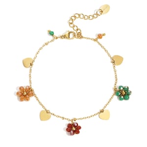 Könnte beinhalten: Goldfarbenes Armband mit Herz- und Blumenanhängern. Das Armband hat kleine goldene Herzen und Blumenanhänger in Orange-, Rot- und Grüntönen. Der Hintergrund ist weiß.