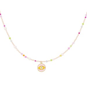Könnte beinhalten: Eine zarte Halskette mit einer Kette aus kleinen, cremefarbenen Perlen, die mit farbigen Akzenten durchsetzt sind. Ein goldfarbener Anhänger mit rosa Hintergrund und Augendesign hängt in der Mitte. Die Halskette ist ein schickes Accessoire.