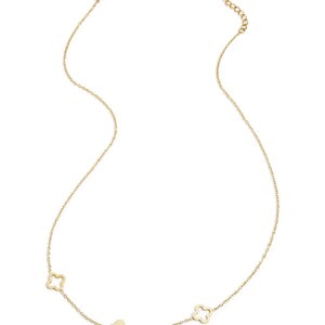 Könnte beinhalten: Eine zarte goldfarbene Halskette mit drei Kleeblatt-Anhängern. Die Halskette hat eine feine Kette und einen Karabinerverschluss. Die Kleeblatt-Anhänger sind gleichmäßig über die Kette verteilt.