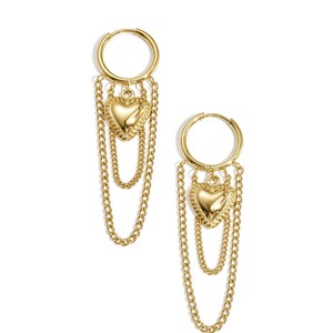 Könnte beinhalten: Ein Paar goldfarbene Creolen. Jeder Ohrring hat einen herzförmigen Anhänger und drei herabhängende Ketten. Die Ohrringe sind aus glänzendem, reflektierendem Metall vor weißem Hintergrund.