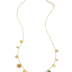 Könnte beinhalten: Eine zarte goldfarbene Halskette mit herzförmigen Anhängern und kleinen, farbenfrohen floralen Akzenten. Die Halskette hat eine feine Kette mit kleinen, runden Perlen und einem Karabinerverschluss. Ein stilvolles Accessoire.