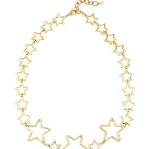 Könnte beinhalten: Goldfarbene Halskette mit offenen Sternformen unterschiedlicher Größe. Die Sterne sind durch kleine Kettenglieder verbunden. Die Halskette wird vor einem weißen Hintergrund präsentiert, um das Design hervorzuheben.