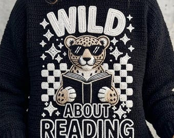 PNG Numérique – Léopard "Wild About Reading" | Effet Crochet 3D & Texture Amigurumi Réaliste