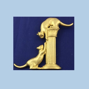 Two  Cats Playing  JJ Jonette Jewelry Vintage Brooch  in Gold tone