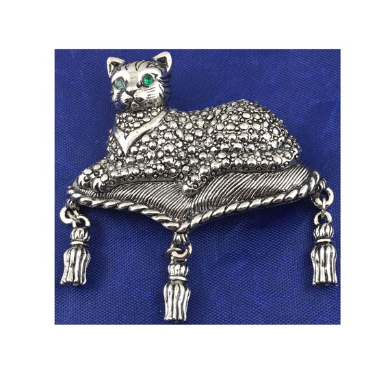 Avon Vintage Kitty Queen on Cushion Brooch - image 2