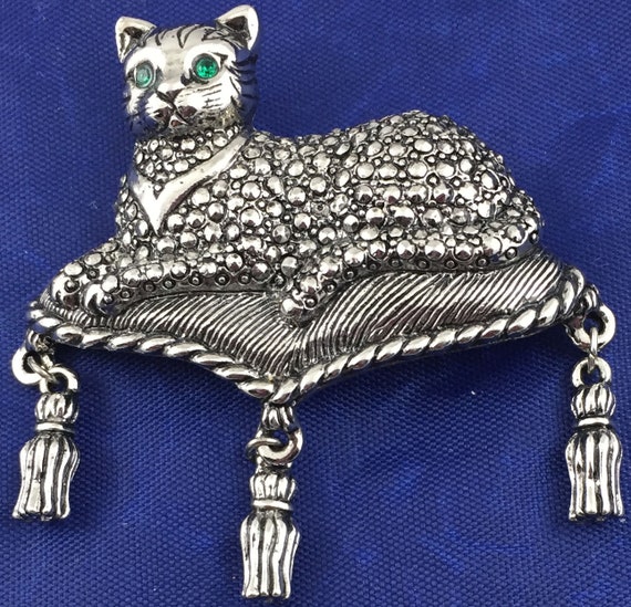 Avon Vintage Kitty Queen on Cushion Brooch - image 6