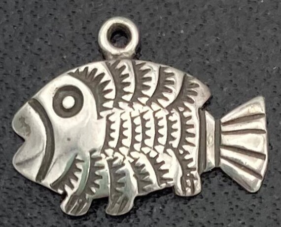 英国ヴィンテージ シルバー製 魚モチーフのチャーム 英国ビンテージ 魚 チャーム/ペンダント ネックレス