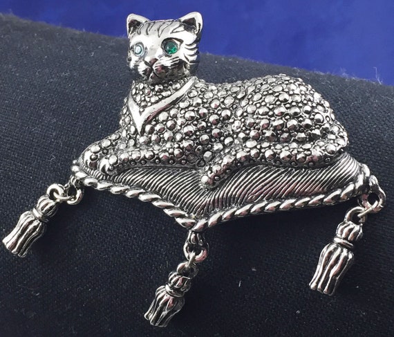 Avon Vintage Kitty Queen on Cushion Brooch - image 7