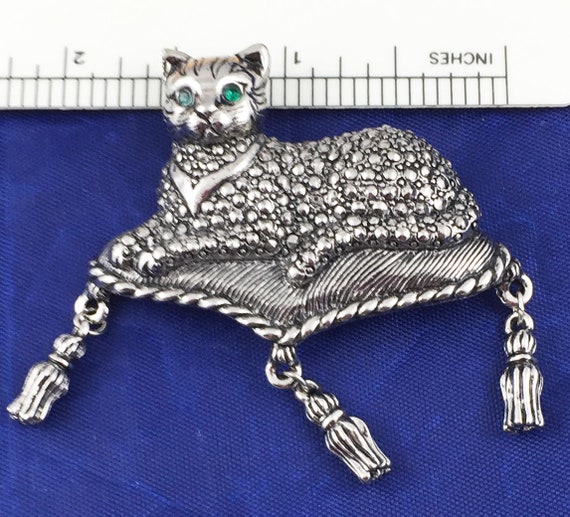 Avon Vintage Kitty Queen on Cushion Brooch - image 4