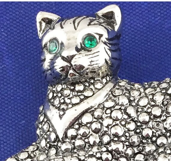 Avon Vintage Kitty Queen on Cushion Brooch - image 9