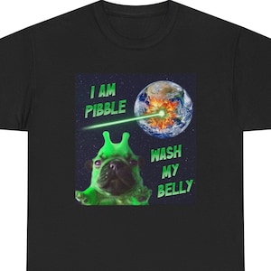 Pode incluir: T-shirt preto com um gráfico de um pug com uma fantasia de alienígena verde, com o texto "I AM PIBBLE WASH MY BELLY". O design inclui uma imagem da Terra sendo atingida por um raio laser. A camisa é feita de um material macio e confortável.