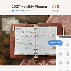 Puede incluir: Una agenda mensual 2027 en formato A6 con una cubierta marrón. La agenda abierta muestra un calendario de cuadrícula con notas escritas a mano y pegatinas decorativas. Una hoja separada muestra una vista general del año 2027 con el texto 2027 Calendar.