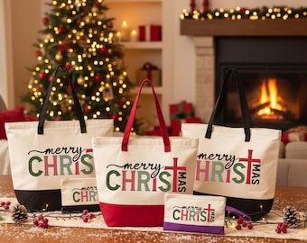 Op de afbeelding: Drie canvas draagtassen en twee kleine etuis met rits voorzien van de tekst merry CHRISTMAS in groen en rood. De tassen hebben zwarte of rode bodempanelen en hengsels. De tekst bevat een rood kruis als de letter T.