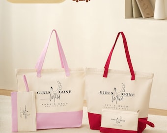Op de afbeelding: Twee canvas draagtassen en bijpassende pouches. De ene set is roze en naturel, de andere is rood en naturel. Elke tas heeft de tekst "GIRLS GONE Wild" en een plaatsnaam. De tassen hebben handvatten.