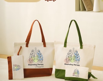 Op de afbeelding: Twee canvas draagtassen en twee bijpassende etuis. Eén set heeft bruine accenten, de andere groene. Elk item toont een lijntekening van menselijke longen met bloemmotieven en de tekst Respiratory Therapy Margaret.