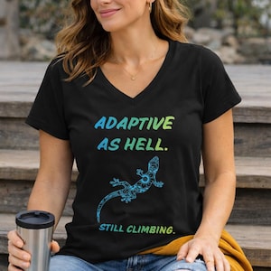 Adaptive As Hell Gecko col en V pour femme - T-shirt nature motivant pour l'escalade, cadeau pour elle