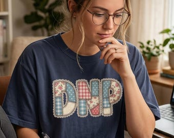 Camiseta Comfort Colors DNP para Enfermeiras, Doutora em Enfermagem, Apliques em Patchwork Falso, Estilo Colcha Vintage