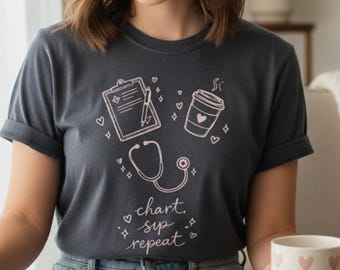 Camisa Comfort Colors Coffee Nurse, algodão vintage lavado, estampa médica em tons pastel.
