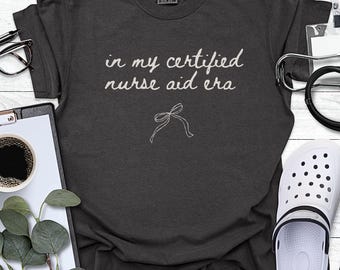 Camiseta da era dos auxiliares de enfermagem certificados | Camiseta de auxiliar de enfermagem, camiseta de gola redonda para auxiliares de enfermagem certificados