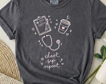 Camisa Comfort Colors Coffee Nurse, algodão vintage lavado, estampa médica em tons pastel.