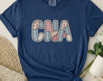 Camiseta Comfort Colors CNA com estampa patchwork falsa, macia e tingida em peça, ideal para enfermeiras.