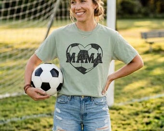 Camiseta Soccer Heart Mama | Camiseta com estampa de bola de futebol em estilo desgastado
