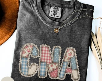 Camiseta Comfort Colors CNA com estampa patchwork falsa, macia e tingida em peça, ideal para enfermeiras.