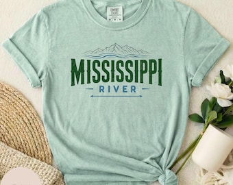 Camiseta com estampa do Rio Mississippi, feita em algodão tingido com pigmentos da Comfort Colors.