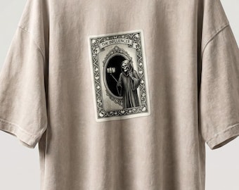 Camiseta urbana con lavado nevado y gráfico del Tarot de The Influencer