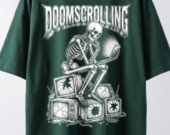 Camiseta urbana holgada con hombros caídos y gráfico de esqueleto Doomscrolling