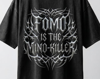 FOMO es la camiseta urbana extragrande con lavado de nieve y gráfico cromado que mata la mente