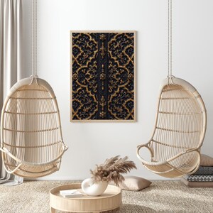 Peut inclure: Une impression encadrée présentant un motif orné noir et or détaillé. Le design présente un motif symétrique d'inspiration florale. L'œuvre d'art est présentée dans un cadre en bois de couleur claire, ajoutant une touche d'élégance à la décoration de la pièce.