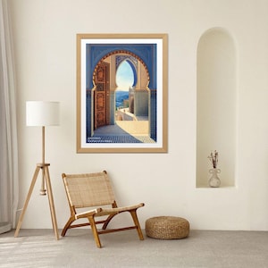 Peut inclure: Impression d'art encadrée représentant une porte voûtée menant à une vue sur la mer. L'œuvre présente des carreaux bleus complexes, une porte en bois et un aperçu de l'océan. Le cadre est de couleur bois clair.