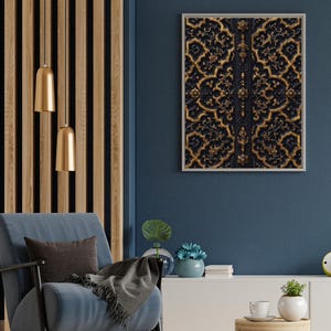 Peut inclure: Une œuvre d'art encadrée avec un fond sombre et un motif or et noir orné. L'œuvre est exposée sur un mur bleu foncé dans un salon. La pièce comprend également un fauteuil bleu, des accents en bois et des suspensions dorées.