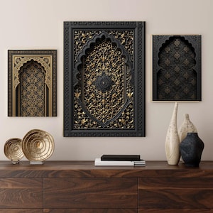 Peut inclure: Trois œuvres d'art murales encadrées avec des motifs complexes noirs et dorés. La pièce centrale présente un grand motif de porte cintrée avec des sculptures détaillées. Les deux autres pièces ont des motifs similaires. Des objets décoratifs sont sur une surface en bois.